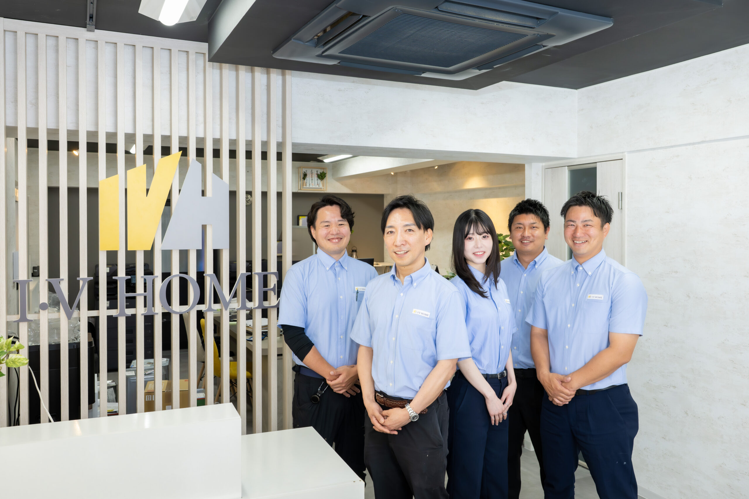 アイブイホームの社内で並ぶスタッフ5名